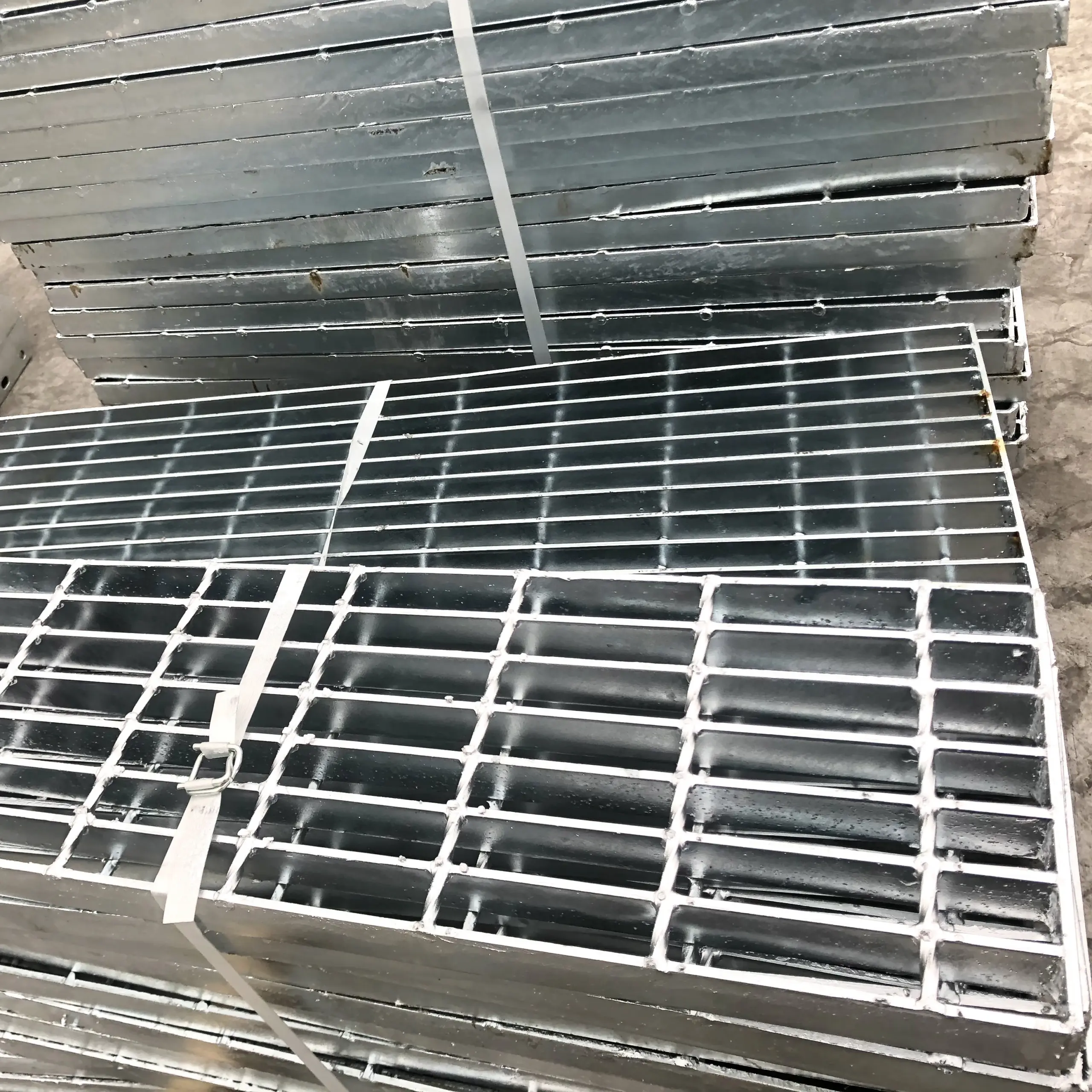 A relevant stock photo of grating metálico in a typical setting.